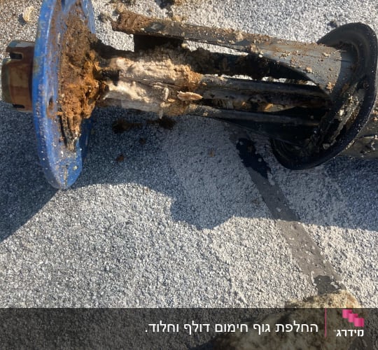 חלקי דוד שמש ישנים עם חלודה ואבנית